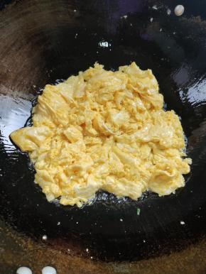 起锅烧油，放入打好的蛋液，滑散！