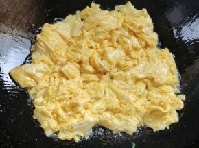 起锅烧油，放入打好的蛋液，滑散！