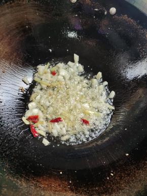 另起锅烧油，放入生姜，蒜瓣，干辣椒爆香！