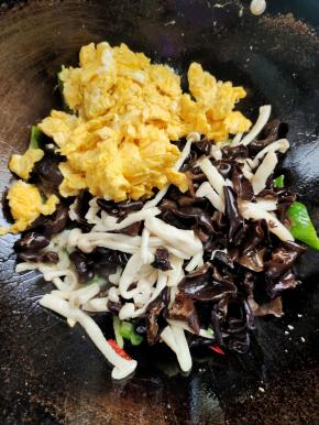 放入海鲜菇木耳和炒好的鸡蛋，翻炒均匀！