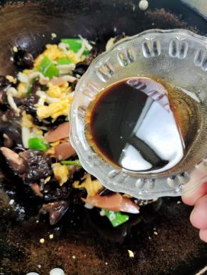 倒入提前调好的料汁儿，翻炒均匀！