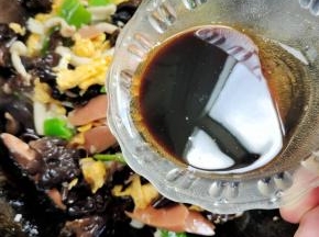 倒入提前调好的料汁儿，翻炒均匀！