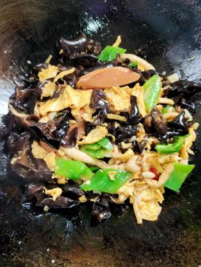 起锅前放入适量的鸡精调味儿即可！