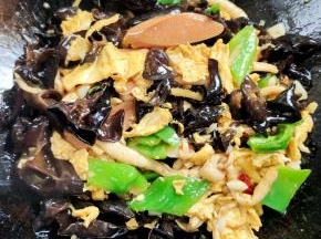 起锅前放入适量的鸡精调味儿即可！