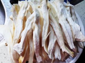 将杏鲍菇用手撕成条状，别撕太细