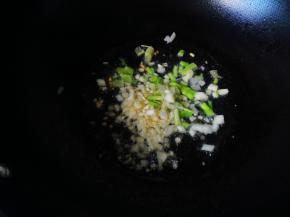 加入葱末和蒜末