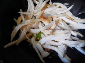 加入杏鲍菇，翻炒至收缩开始出汁