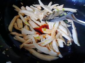 加入耗油、生抽和盐