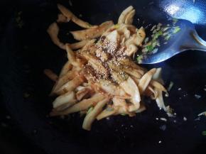 加入孜然粉和芝麻，翻炒均匀