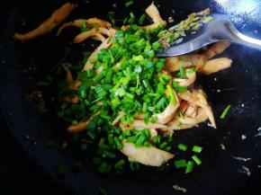 加入葱叶，翻炒均匀，即可关火