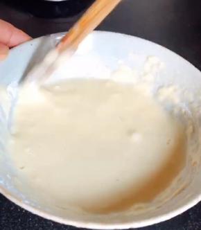 鸡蛋打入碗中，加入适量淀粉和清水拌匀