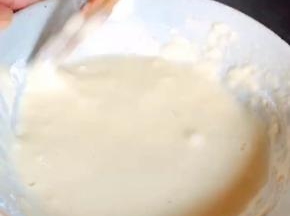 鸡蛋打入碗中，加入适量淀粉和清水拌匀