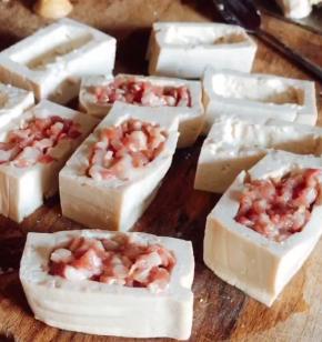 肉末装满豆腐巢中