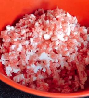 肉末装入大碗中