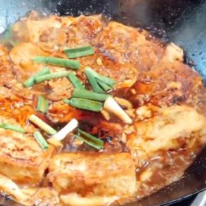 加入蒜苗和生抽拌匀