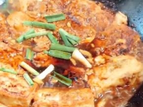 加入蒜苗和生抽拌匀