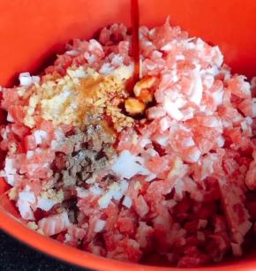 加入料酒、生抽