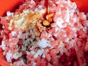 加入料酒、生抽