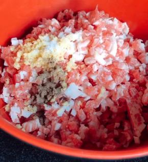 加入姜末、盐、胡椒粉和味精