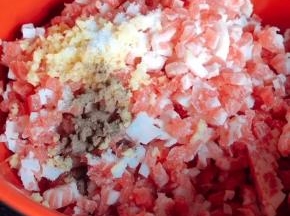 加入姜末、盐、胡椒粉和味精