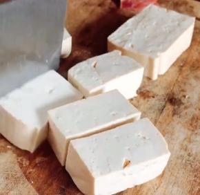 豆腐切成2指厚的块