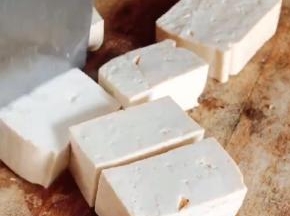 豆腐切成2指厚的块
