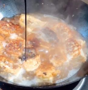 加入酱油、盐和胡椒粉拌匀，中火烧3分钟