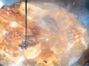加入酱油、盐和胡椒粉拌匀，中火烧3分钟