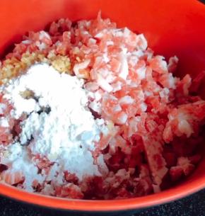 加入淀粉拌匀腌制一会儿