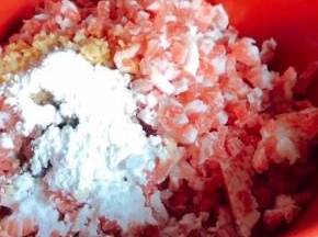加入淀粉拌匀腌制一会儿