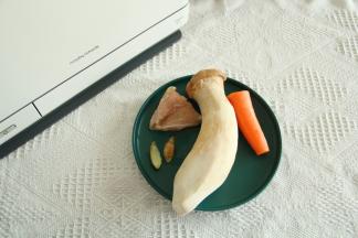 准备食材。杏鲍菇、胡萝卜清洗干净。。