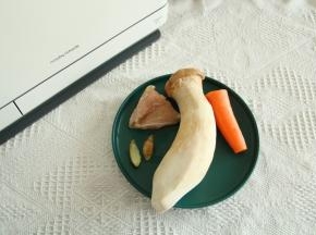准备食材。杏鲍菇、胡萝卜清洗干净。。