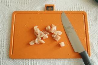 鸡胸肉用切肉用案板，切成合适大小的块状。