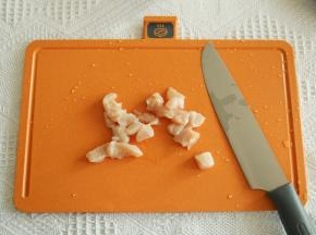 鸡胸肉用切肉用案板，切成合适大小的块状。