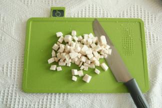 杏鲍菇用蔬果案板切成丁。