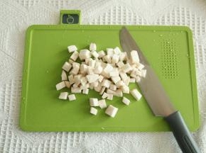 杏鲍菇用蔬果案板切成丁。