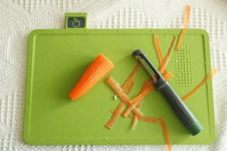 胡萝卜用削皮刀削皮，然后切成丁就可以啦。