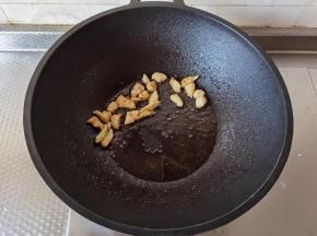 干净不粘锅中，倒入适量玉米油，下姜片爆香。倒入腌制好的鸡胸肉丁，翻炒至变色。盛出备用。