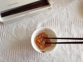 鸡胸肉丁中加入2勺料酒去腥、1勺蚝油提鲜。加1勺盐、半勺玉米淀粉，从摩飞刀筷砧板消毒机中取出消毒好的筷子，搅拌均匀腌制15分钟。