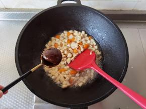 加入一勺甜面酱，搅匀。生抽2勺，翻炒上色。再来一勺蚝油，搅匀提鲜。