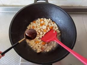 加入一勺甜面酱，搅匀。生抽2勺，翻炒上色。再来一勺蚝油，搅匀提鲜。