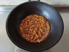 大火将汤汁略微收干，就可以关火装盘啦。
撒上葱花装饰。开吃！好吃又下饭的杏鲍菇炒鸡丁就做好啦！