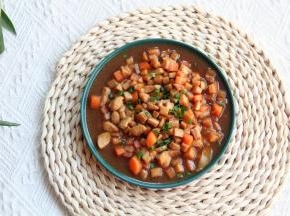 撒上葱花装饰。开吃！好吃又下饭的杏鲍菇炒鸡丁就做好啦！