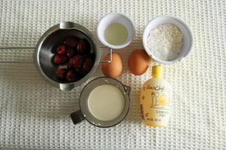 准备材料，鸡蛋需要冷藏鸡蛋，红枣用无核的。鸡蛋分离蛋黄、蛋白（放入干净盆中冷藏备用）