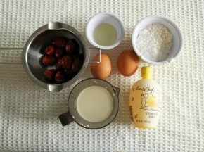 准备材料，鸡蛋需要冷藏鸡蛋，红枣用无核的。鸡蛋分离蛋黄、蛋白（放入干净盆中冷藏备用）