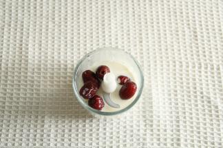 清洗干净的红枣放入不粘锅，加水没过红枣，大火煮10分钟（如果用有核红枣，煮好后去核）。捞出和牛奶放入料理机。