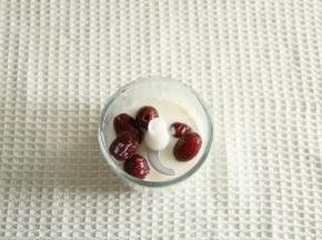 清洗干净的红枣放入不粘锅，加水没过红枣，大火煮10分钟（如果用有核红枣，煮好后去核）。捞出和牛奶放入料理机。