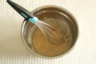 打成细腻红枣泥，倒入盆中。倒入玉米油搅打混合。