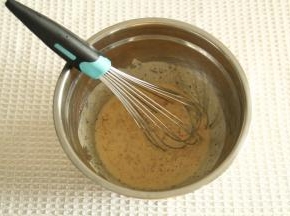 打成细腻红枣泥，倒入盆中。倒入玉米油搅打混合。