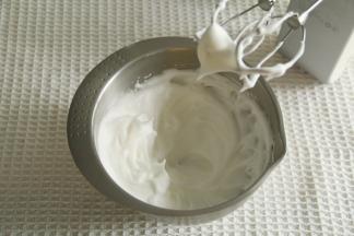 蛋白滴入几滴柠檬汁去腥。用电动打蛋器顺一个方向、中速打到提起打蛋头呈现小弯钩状态，转低速打2圈整理大气泡。